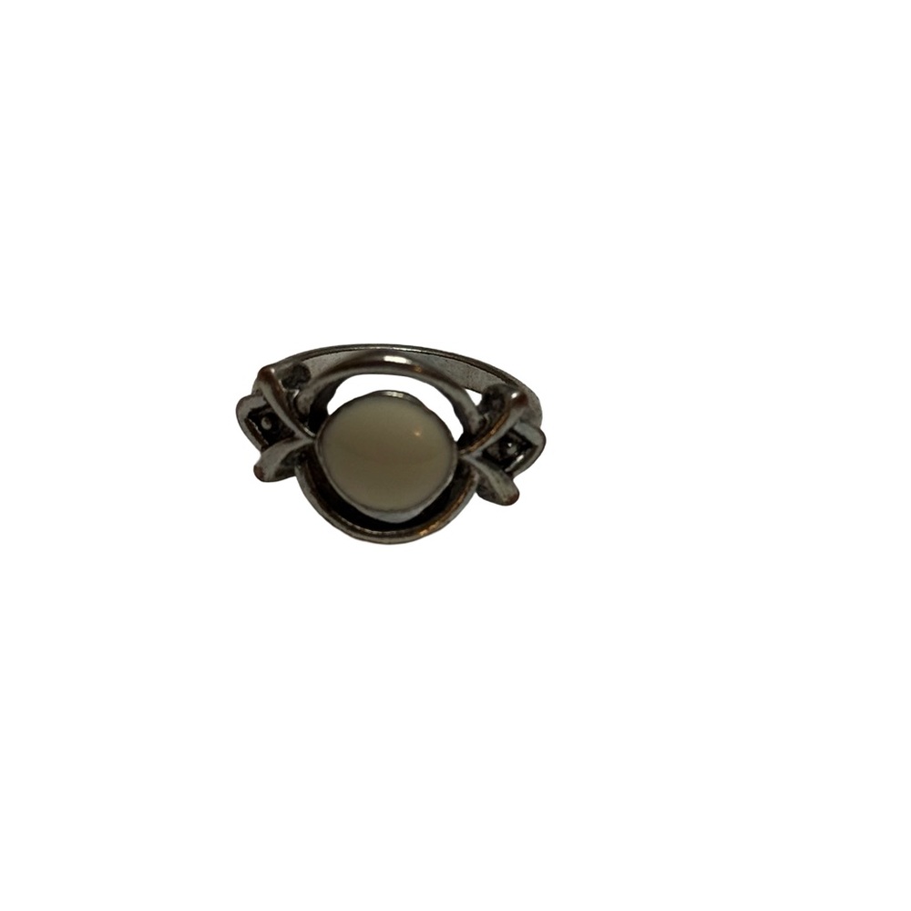 Elegant Silver Ring with Cream Accent